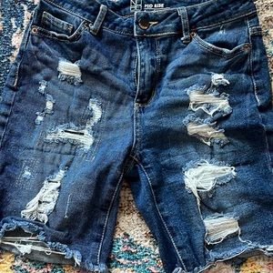 No boundaries blue mid rise jean shorts.